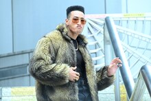 階段を降りて登場する関口メンディー。