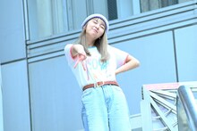 階段を降りて登場する上白石萌歌。