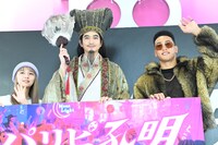 ドラマ「パリピ孔明」“渋谷、降臨イベント”の様子。左から上白石萌歌、向井理、関口メンディー。