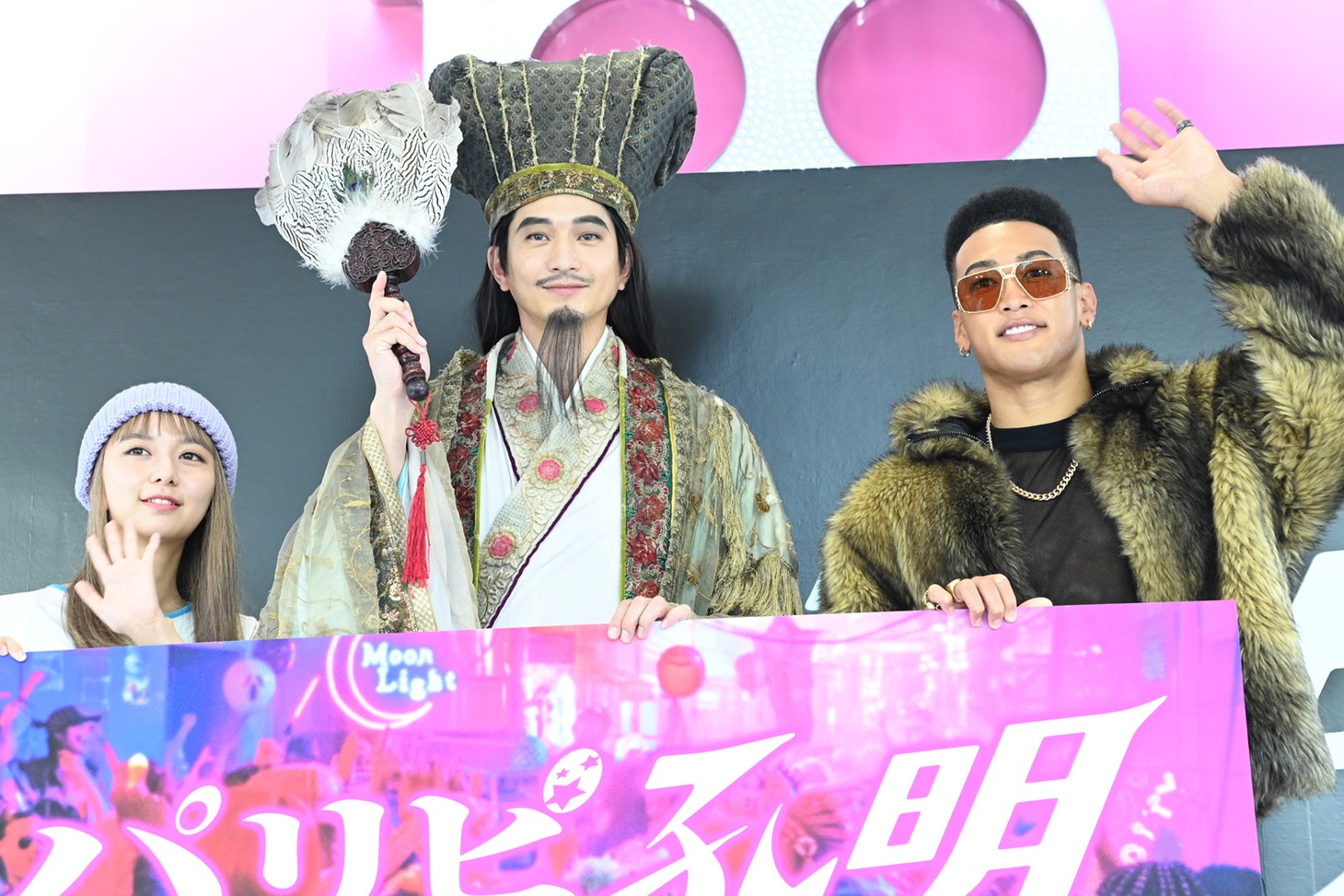 ドラマ「パリピ孔明」“渋谷、降臨イベント”の様子。左から上白石萌歌、向井理、関口メンディー。