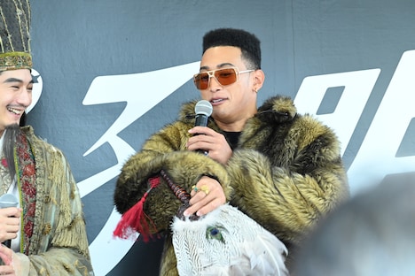 向井理から扇を借りる関口メンディー。