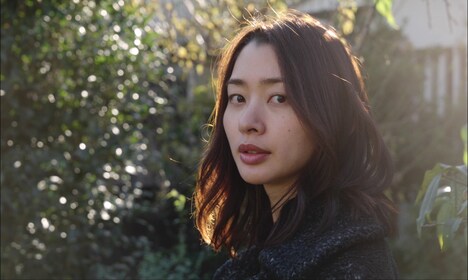 成田結美演じるマリ。