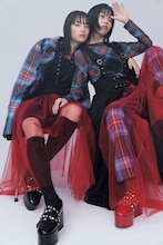 左から広瀬すず、アイナ・ジ・エンド（撮影：矢吹健巳）。