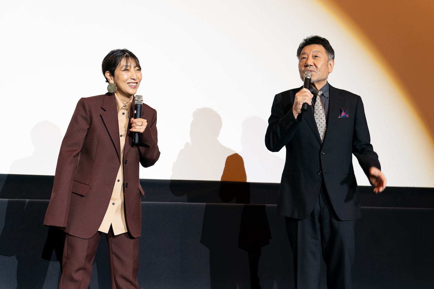 左から安藤サクラ、原田眞人。
