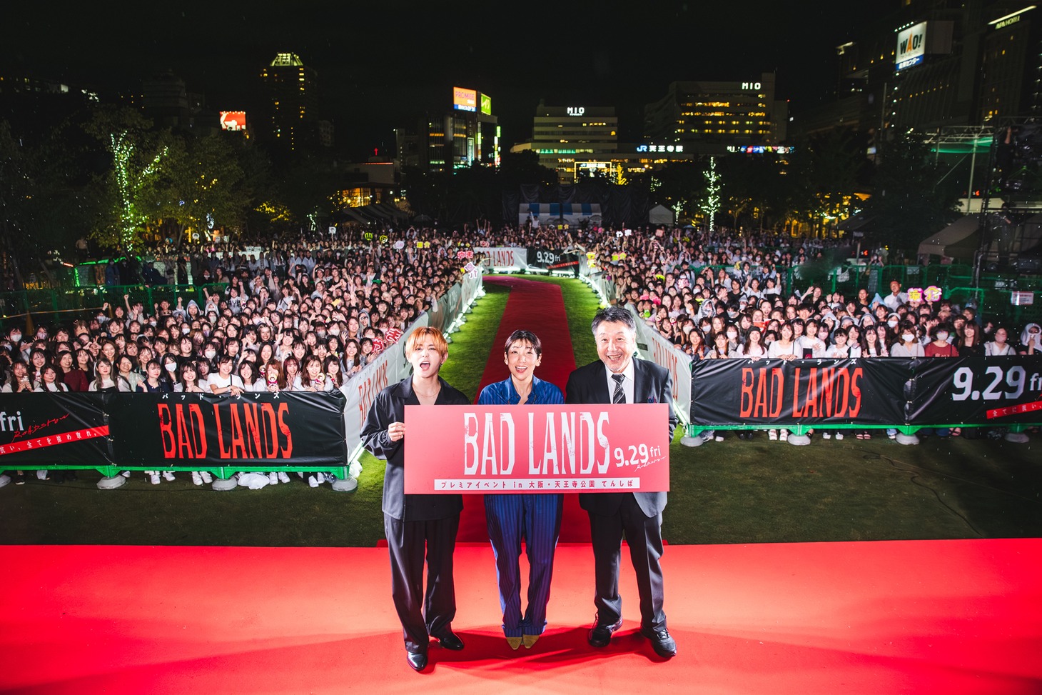 「BAD LANDS バッド・ランズ」公開直前プレミアイベントin大阪・てんしばの様子。左から山田涼介、安藤サクラ、原田眞人。