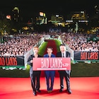 関西弁の姉弟演じた安藤サクラと山田涼介、大阪でレッドカーペット歩く