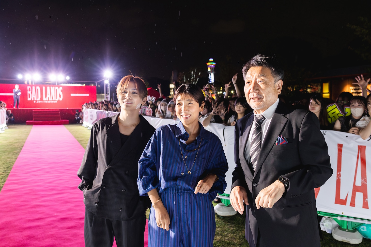 左から山田涼介、安藤サクラ、原田眞人。