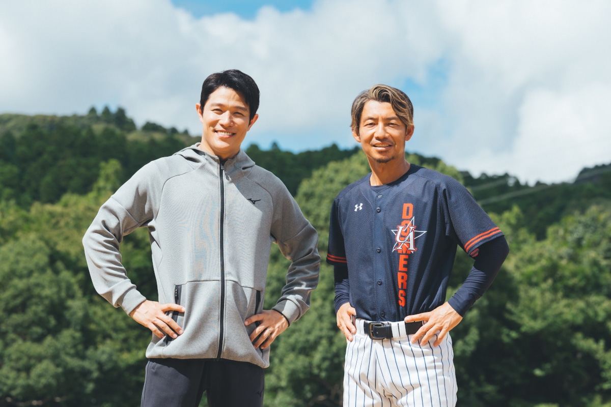 左から鈴木亮平、鳥谷敬。