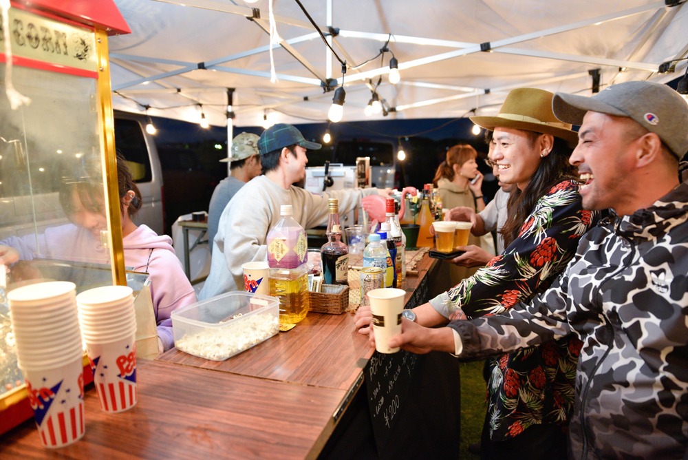 「CHOFU RIVER SIDE CINEMA」飲食ブースのイメージ。