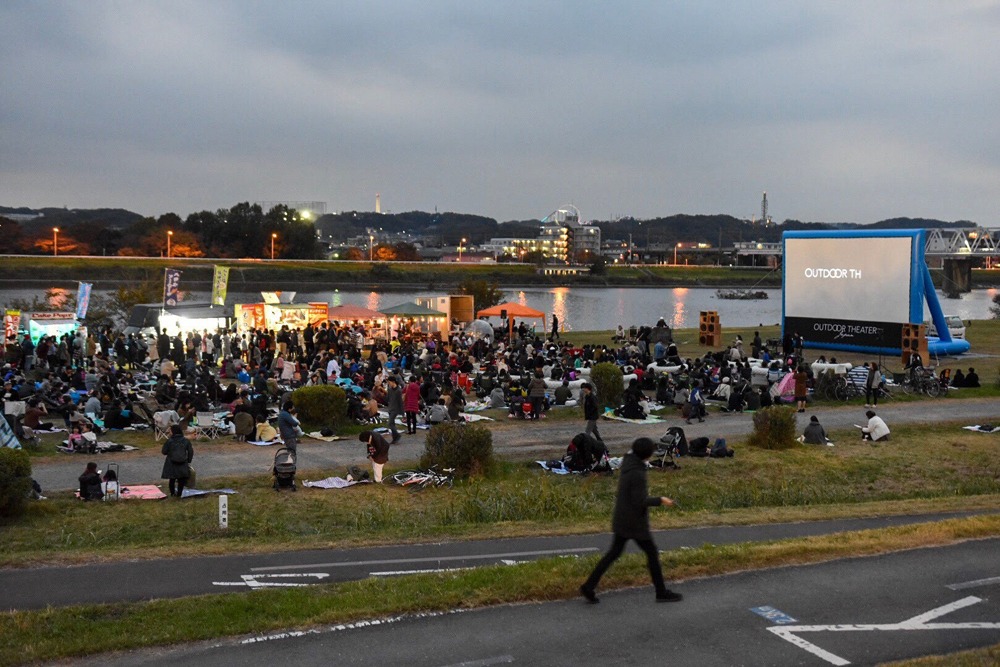 「CHOFU RIVER SIDE CINEMA」の様子。