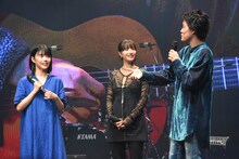 左からアイナ・ジ・エンド、広瀬すず、粗品。