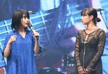 左からアイナ・ジ・エンド、広瀬すず。