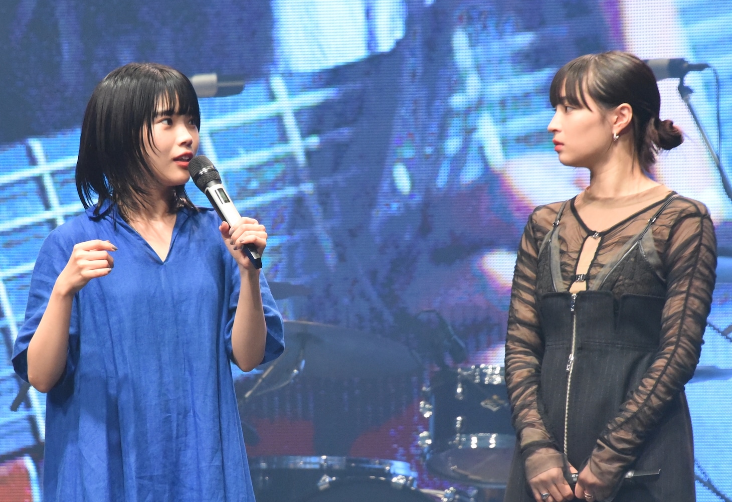 左からアイナ・ジ・エンド、広瀬すず。