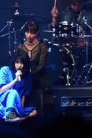 広瀬すず（中央）に寄り添って歌うアイナ・ジ・エンド（Kyrie / 左）。