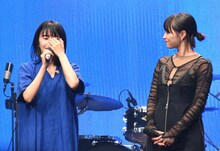 左からアイナ・ジ・エンド、広瀬すず。