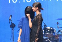 涙するアイナ・ジ・エンド（左）に寄り添う広瀬すず（右）。