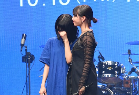 涙するアイナ・ジ・エンド（左）に寄り添う広瀬すず（右）。