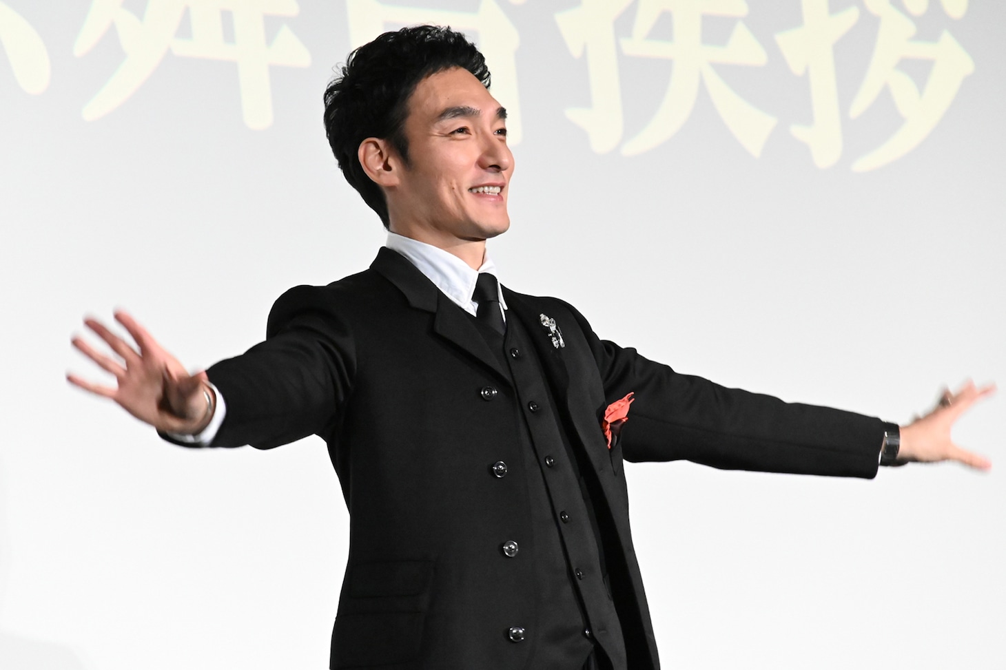 観客の撮影タイム中の草なぎ剛。