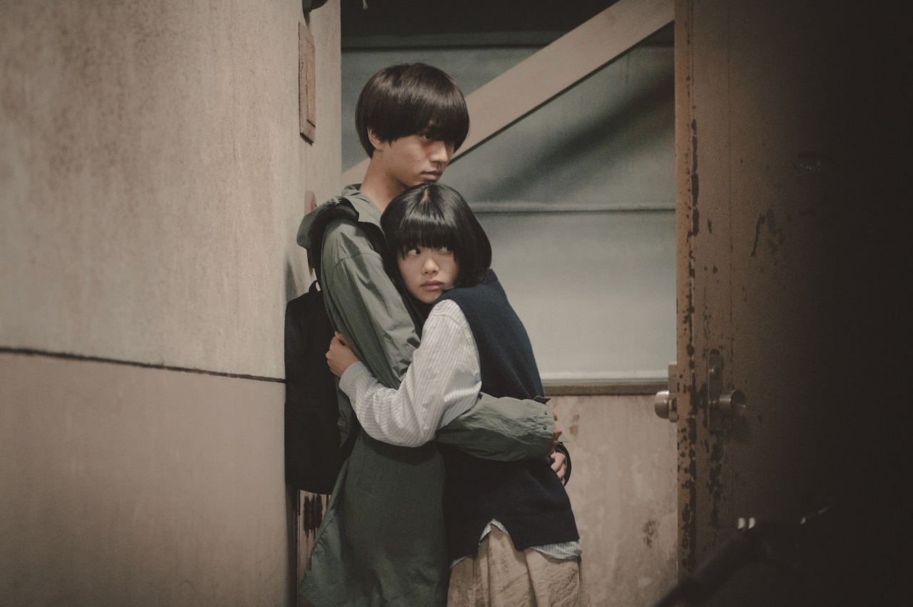 永瀬廉が杉咲花のもとに駆け付け抱き合う「法廷遊戯」新場面写真