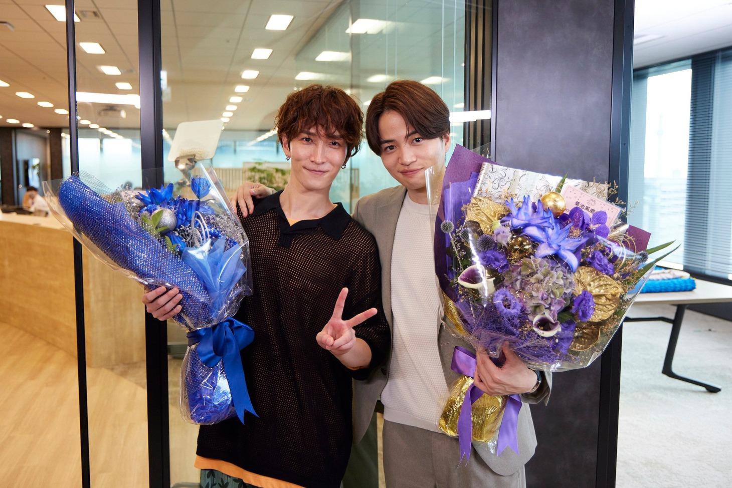 左から渡辺翔太、菊池風磨。