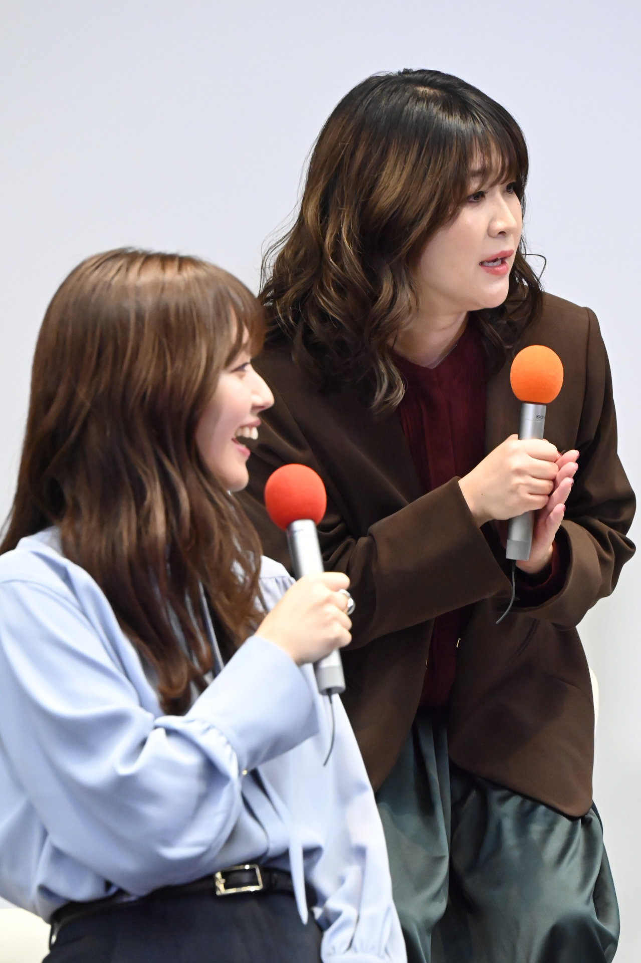 左から鈴木愛理、稲田美紀。