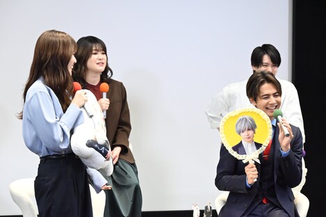 笑顔で桐生斗真のうちわを持つ片寄涼太。