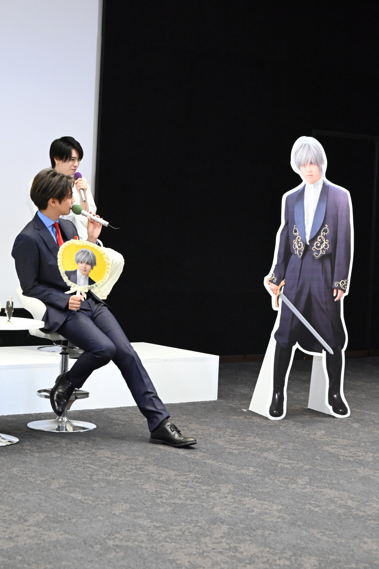 桐生斗真のうちわを持ち等身大パネルを見つめる片寄涼太。