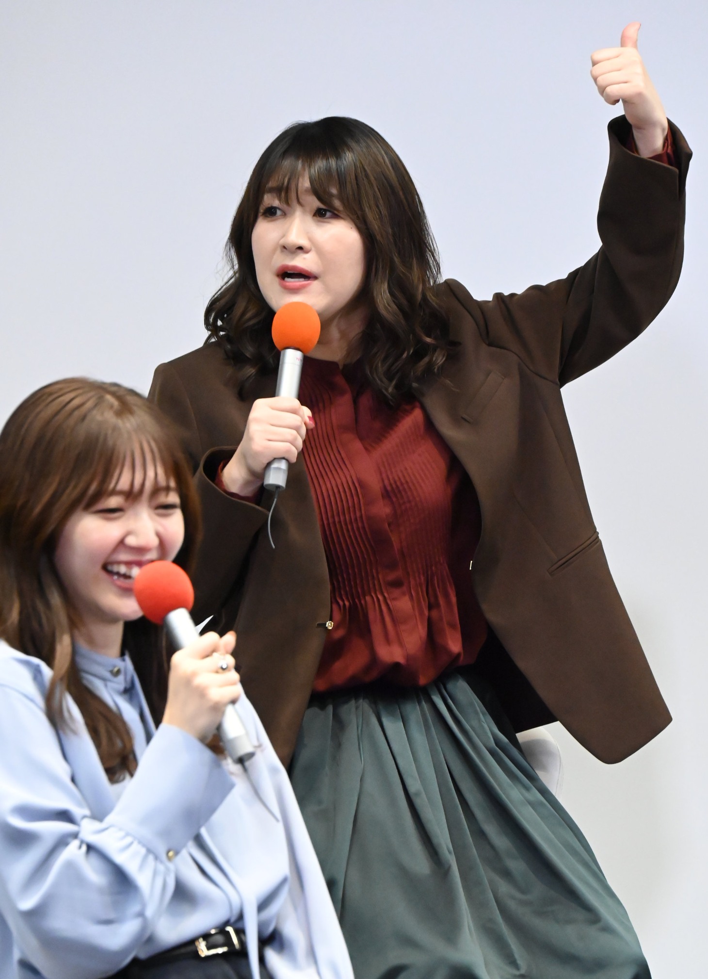 手前から鈴木愛理、稲田美紀。