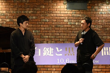 左から池松壮亮、冨永昌敬。