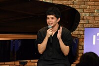 ピアノ演奏を固辞する池松壮亮。