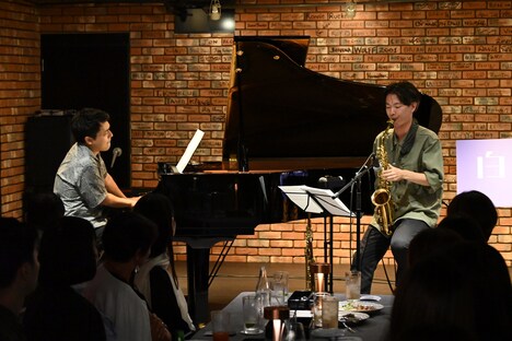 左から魚返明未、松丸契。