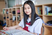 高木さん役の月島琉衣。(c)TBS