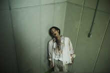 ゾンビになった磯村勇斗。