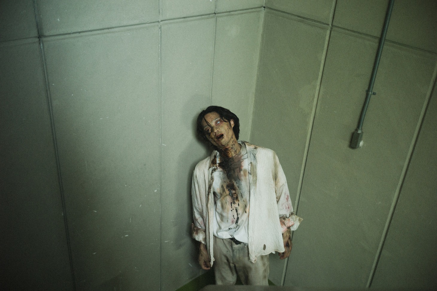 ゾンビになった磯村勇斗。