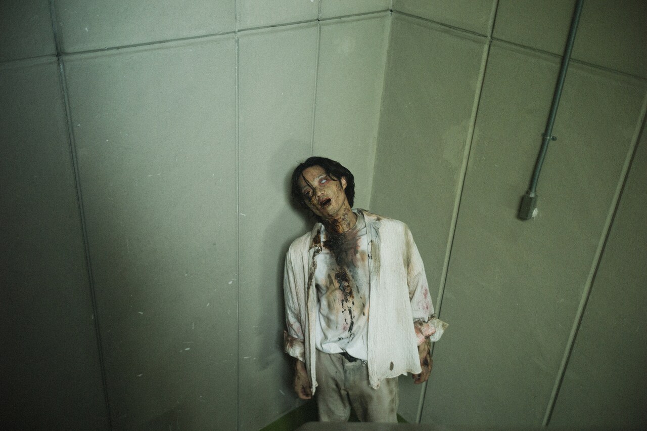 ゾンビになった磯村勇斗。