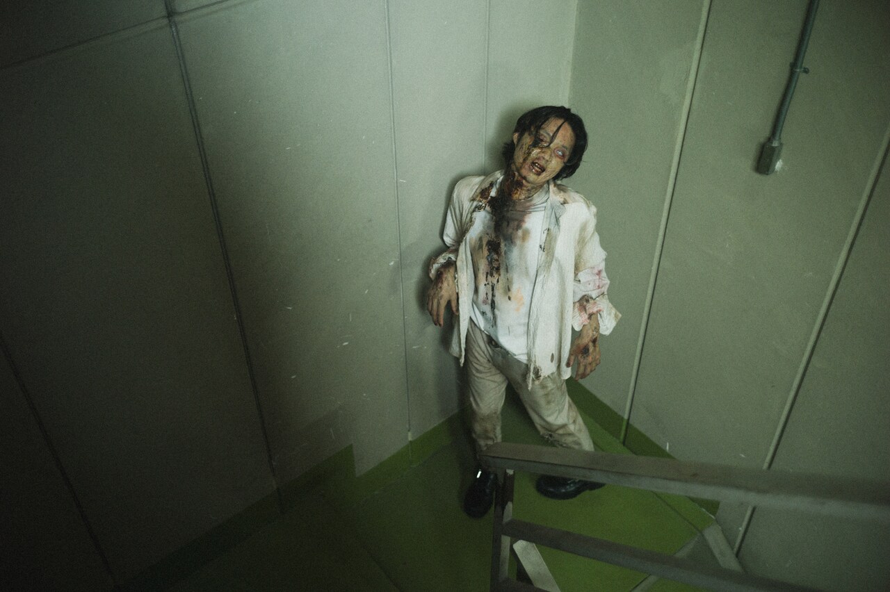 振り返るとすぐそこに“磯村ゾンビ”がいる。