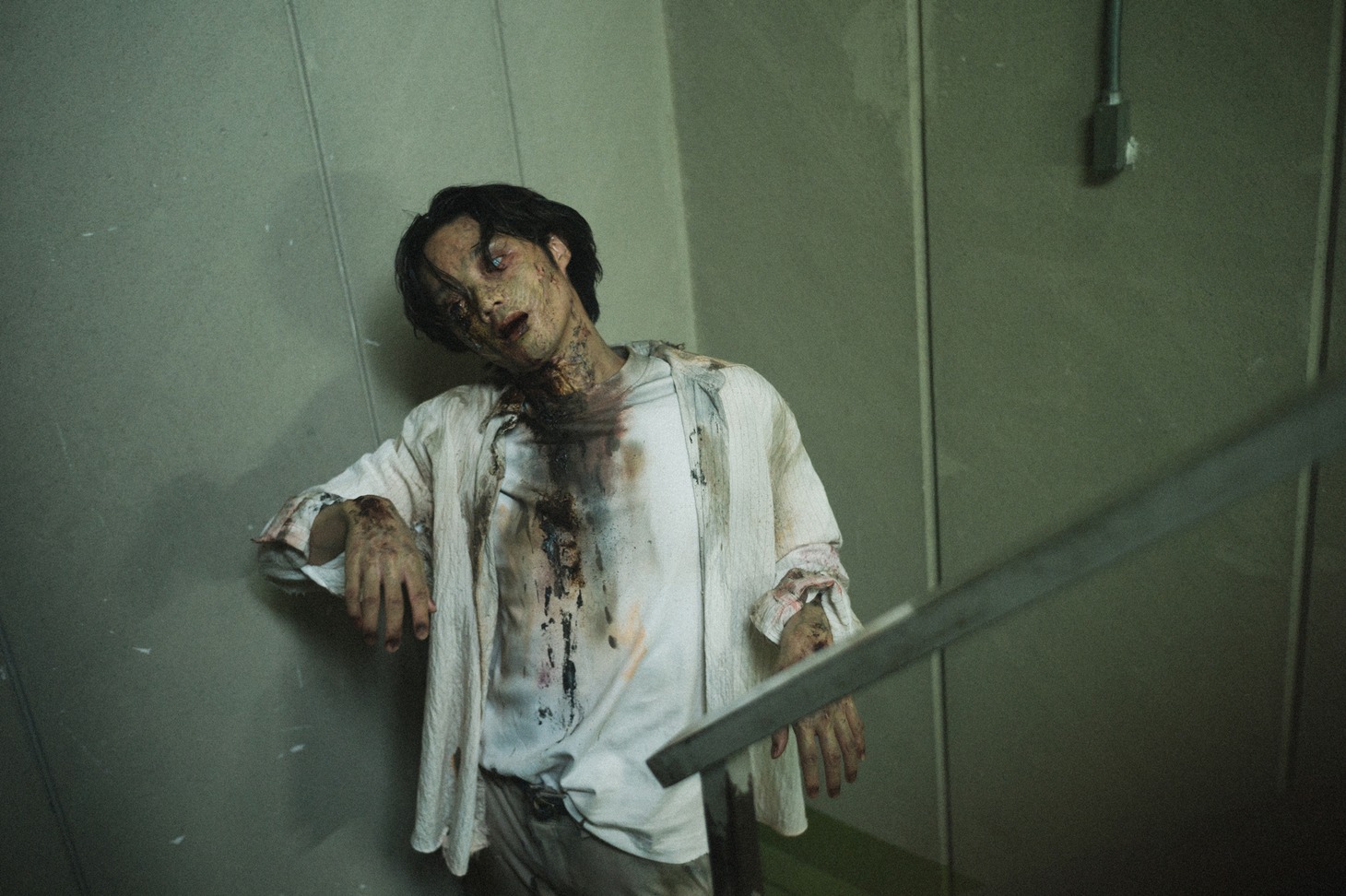 思いのほか素早い“磯村ゾンビ”。