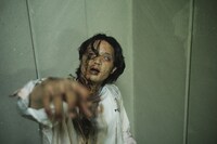 ゾンビになった磯村勇斗。