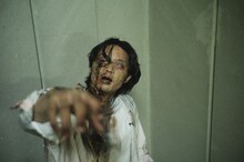 ゾンビになった磯村勇斗。