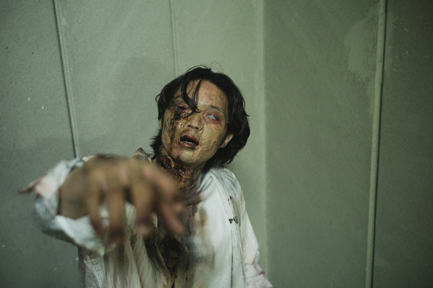 ゾンビになった磯村勇斗。