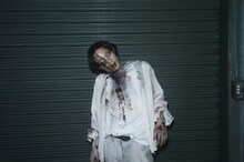 ゾンビになった磯村勇斗。