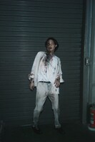 立っていたのは“磯村ゾンビ”。