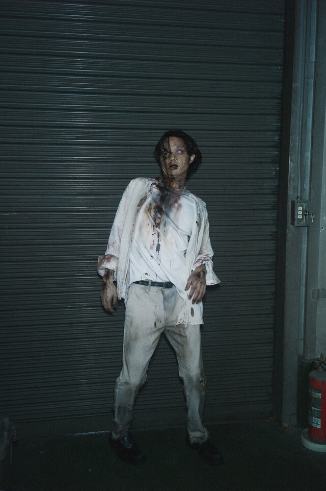 立っていたのは“磯村ゾンビ”。