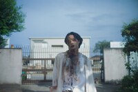 ゾンビになった磯村勇斗。