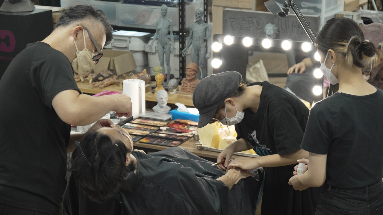 アトリエでは「サスペリア」「ローズマリーの赤ちゃん」「ハロウィン」といったホラー映画の楽曲が流れていた。