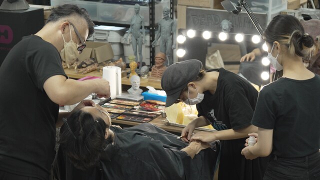 アトリエでは「サスペリア」「ローズマリーの赤ちゃん」「ハロウィン」といったホラー映画の楽曲が流れていた。