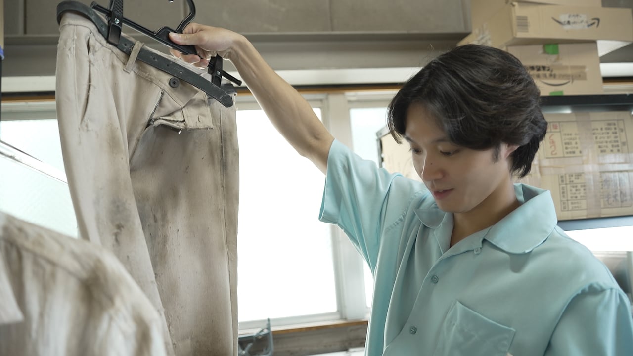 ゾンビ用衣装を見てテンションが上がる磯村勇斗。