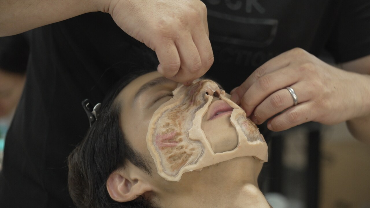 特殊メイク中の磯村勇斗。