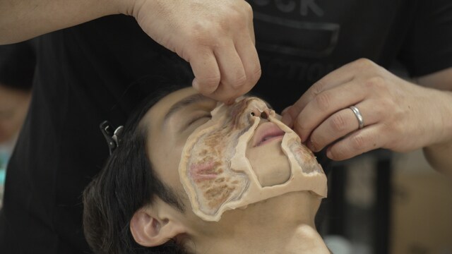 特殊メイク中の磯村勇斗。