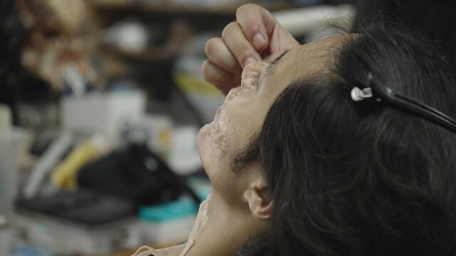 特殊メイク中の磯村勇斗。